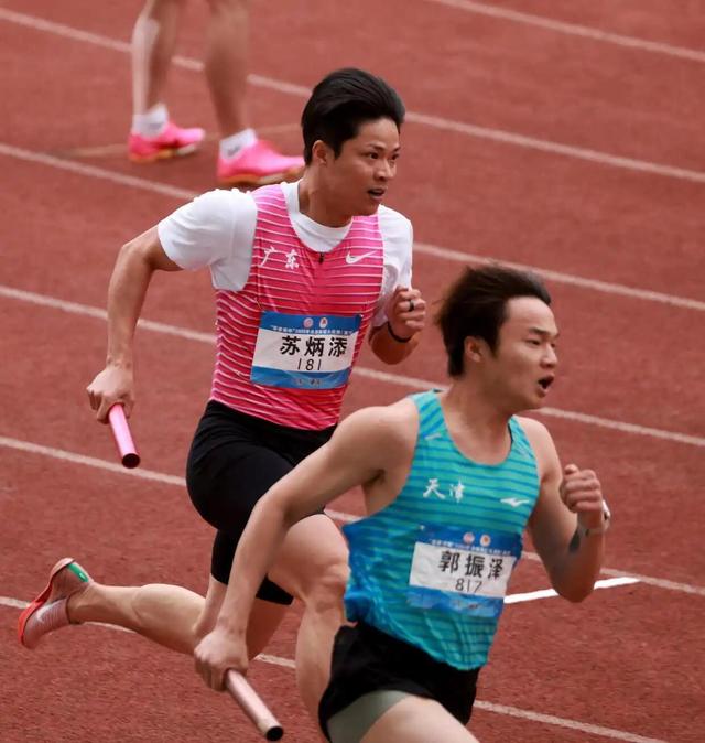 包含田径短跑冠军瞬间飞奔，轻松获得冠军称号的词条