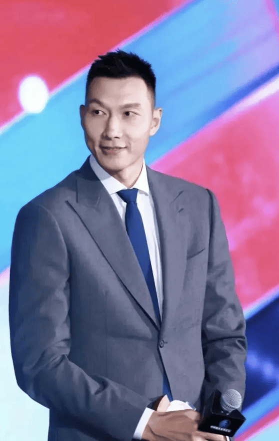 包含又见阿联！央视《篮球公园》将播出易建联专访的词条
