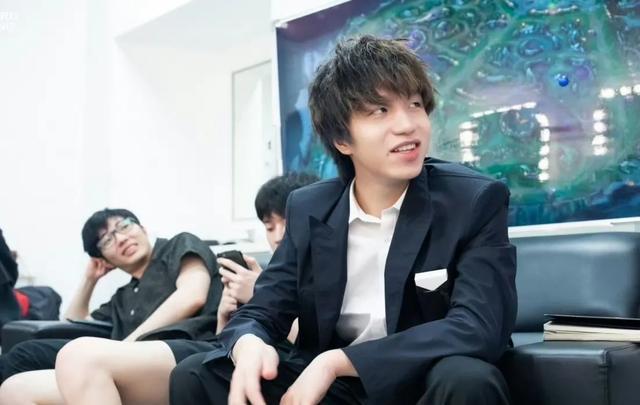 JDG下血本？LPL第三阶段继续补强，签厂长冲击S赛，网友：真有钱的简单介绍