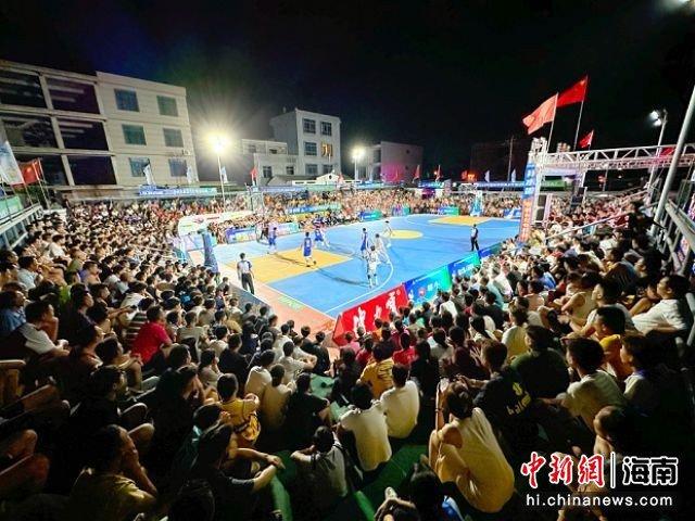 两支球队进行激烈角逐，胜者将一统天下