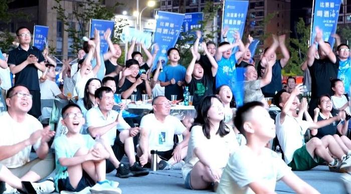 观众们沸腾尖叫，为选手加油助威