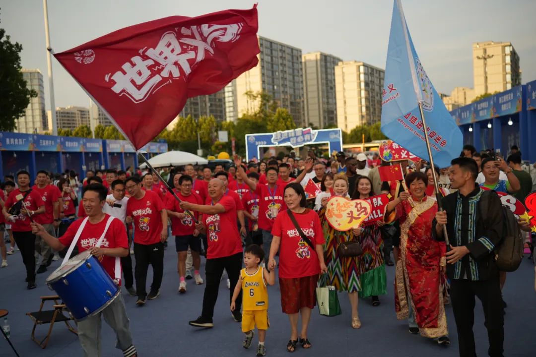 观众们沸腾尖叫，为选手加油助威
